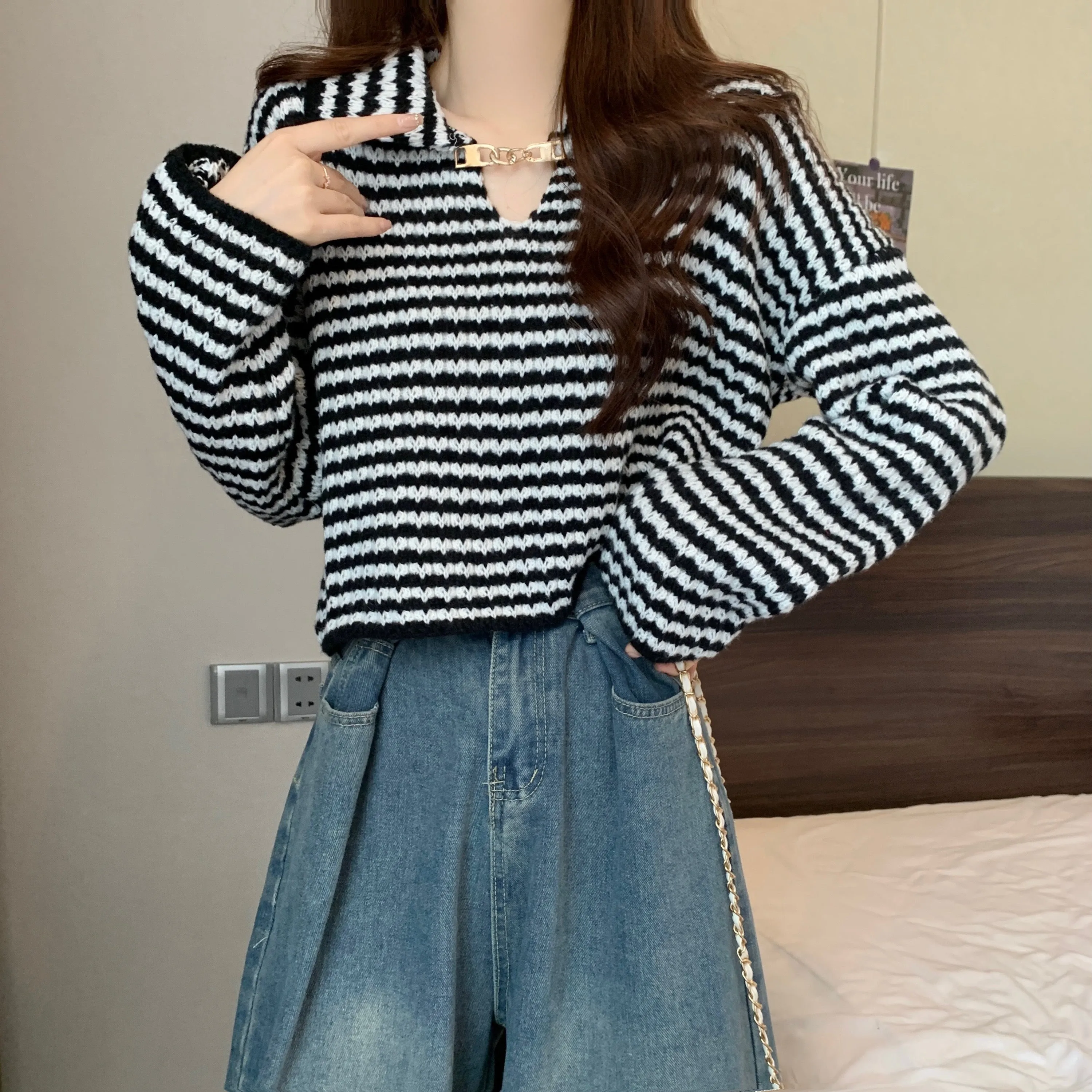 Doll collar white short sweater women's autumn and winter design sense with v-neck Yiwu small knitted sweater top