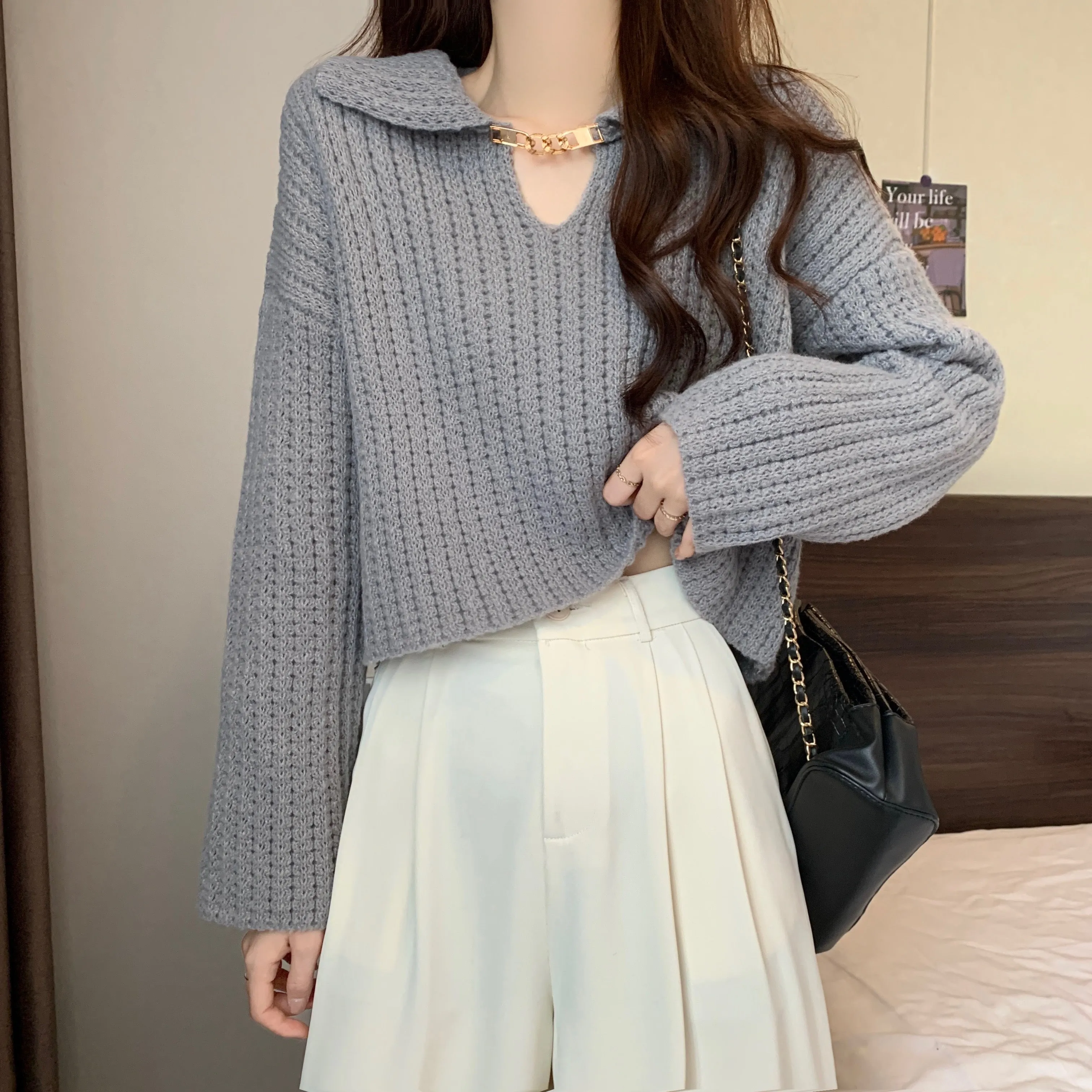 Doll collar white short sweater women's autumn and winter design sense with v-neck Yiwu small knitted sweater top