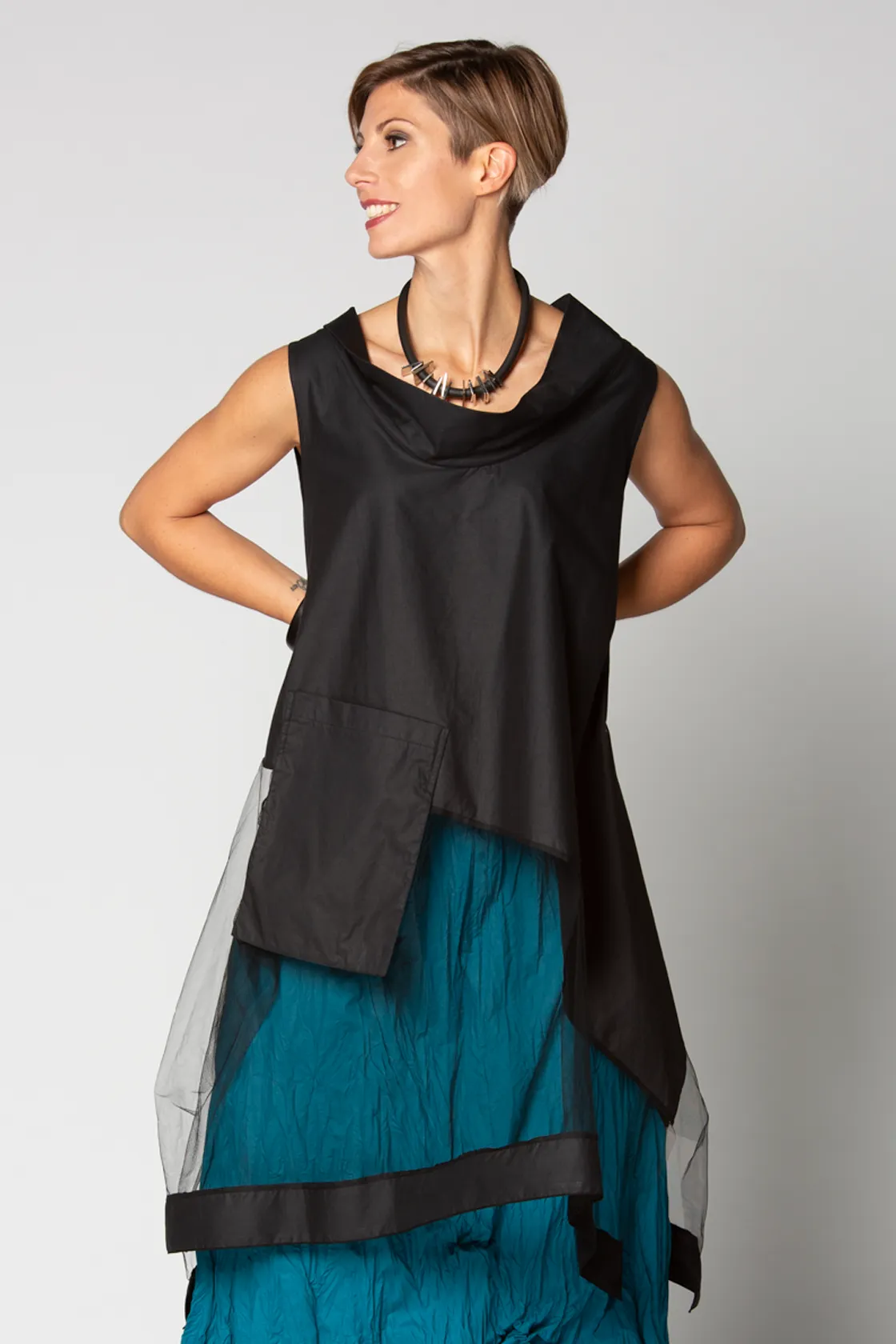 N/S Hakuba Tunic in Black Carnaby