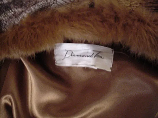 *RARE & UNIQUE  LUXURIOUS PRE-OWNED DIAMOND TEA ROBE SATIN LINED DRESSING GOWN ADORNED WITH  LUXURIOUS FUR TRIM - SIZE SMALL / MEDIUM